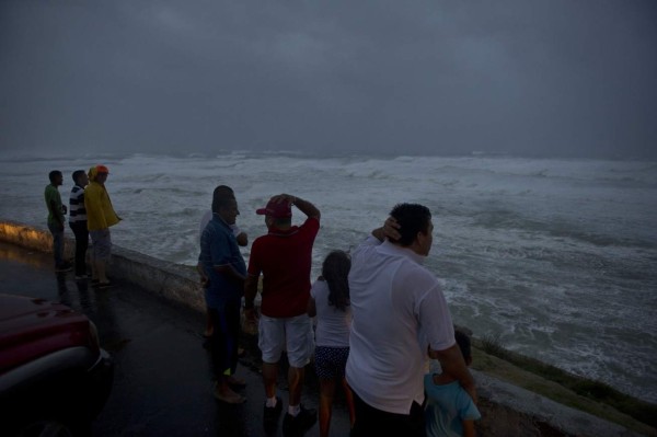 Destrucción y 11,000 evacuados deja Odile al tocar tierra en México