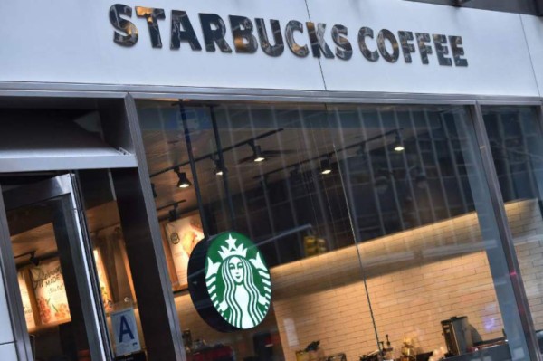 Starbucks anuncia que prescindirá de las pajillas de plástico