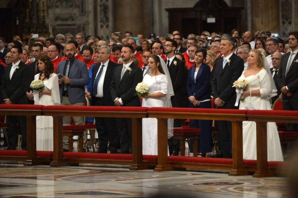 Papa Francisco preside bodas de parejas 'en pecado”