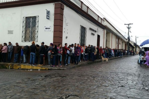 Enorme fila por trámites de la DEI en Santa Rosa de Copán