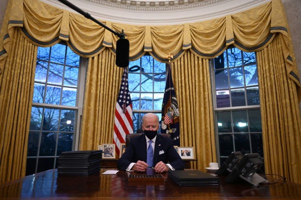 Biden llega a la Casa Blanca y firma primeros decretos como presidente