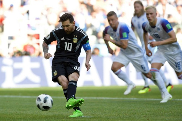 Argentina's forward Lionel Messi (C) shots a penalty kick during the Russia 2018 World Cup Group D football match between Argentina and Iceland at the Spartak Stadium in Moscow on June 16, 2018. / AFP PHOTO / Juan Mabromata / RESTRICTED TO EDITORIAL USE - NO MOBILE PUSH ALERTS/DOWNLOADS