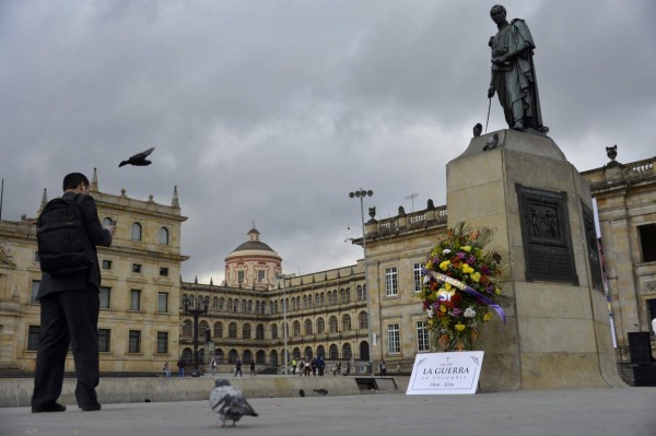 Una corona se ha colocado en la estatua del Libertador Simón Bolívar en la plaza principal de Bogotá celebrando el fin del conflicto con las Farc. AFP