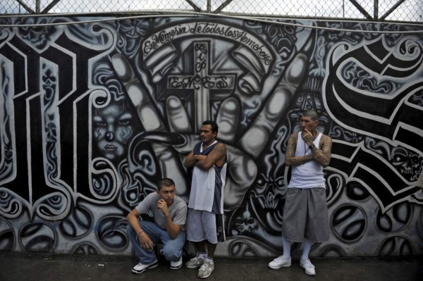 Familiares piden reanudar visitas a pandilleros en cárceles de El Salvador