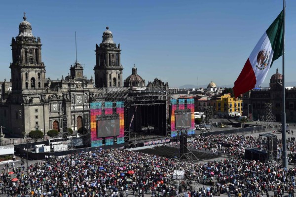 Andrés Manuel López Obrador recibió la banda como nuevo presidente de México. Foto: AFP