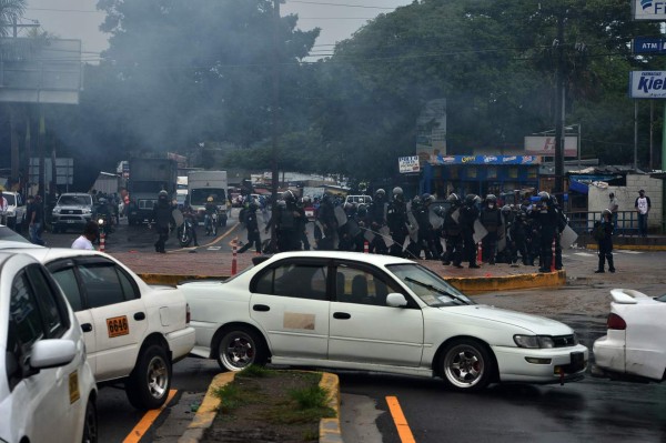 Transportistas exigen bono, no pagar matrícula y que les permitan trabajar