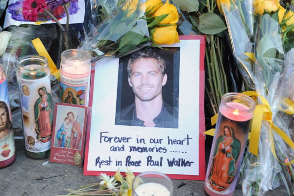 Policía pide a fans que dejen de quemar llantas donde murió Paul Walker