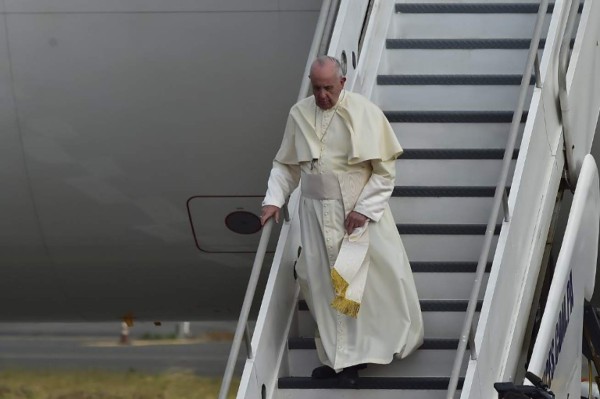 El Papa Francisco llega a Panamá entre ovaciones de miles de fieles