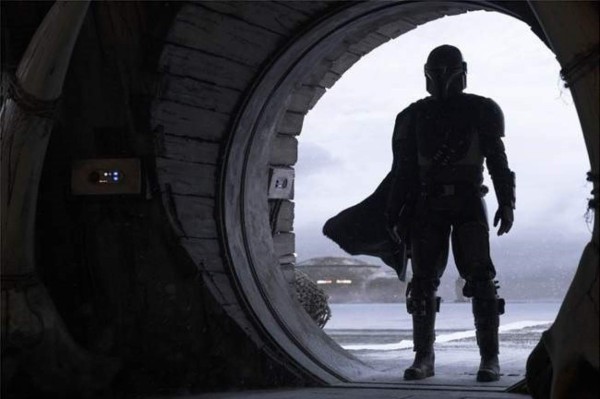 AME752. BOGOTÁ (COLOMBIA), 14/04/2019.-Fotograma cedido por Disney y Lucasfilm de la serie de televisión 'The Mandalorian'. Star Wars ha añadido a su catálogo de productos una nueva serie, 'The Mandalorian', la primera de acción real de toda su franquicia y cuyas primeras imágenes y logotipo fueron desvelados este domingo. EFE/ Disney-Lucasfilm SOLO USO EDITORIAL/NO VENTAS