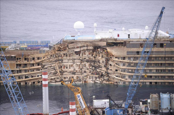 El Costa Concordia ya está enderezado y ¿ahora qué?