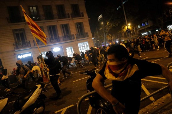 Disturbios tras enorme manifestación en Cataluña