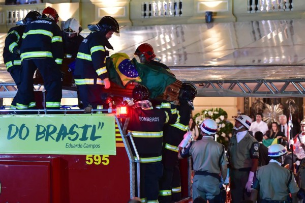 Abuchean a Rousseff en funeral de Eduardo Campos en Brasil