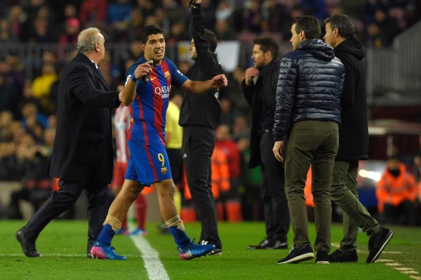 Barcelona's Uruguayan forward Luis Suarez (2ndL) leaves the pitch after receiving a red card during the Spanish Copa del Rey (King's Cup) semi final second leg football match FC Barcelona vs Club Atletico de Madrid at the Camp Nou stadium in Barcelona on February 7, 2017. / AFP PHOTO / LLUIS GENE