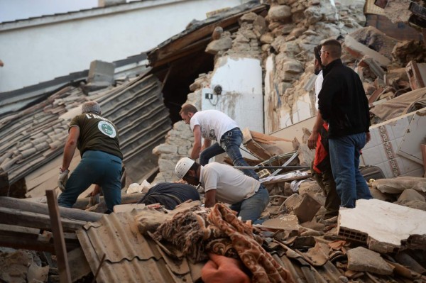 Afectados de sismo en Italia no pueden creer la dimensión de la tragedia