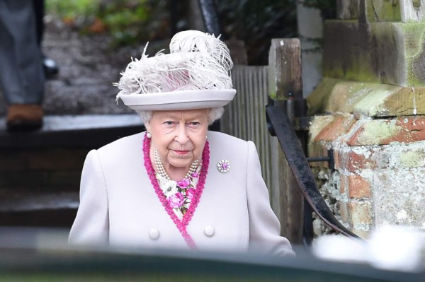 Isabel II admite que las bodas y los nacimientos la han mantenido 'ocupada'