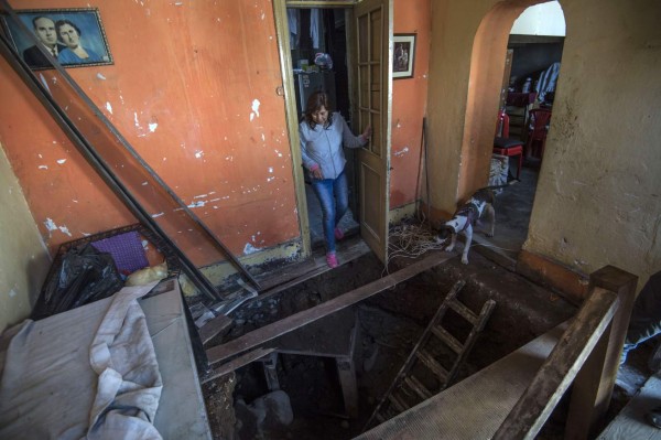 Mujer destruye la casa de su vecina en Perú buscando oro bajo tierra  