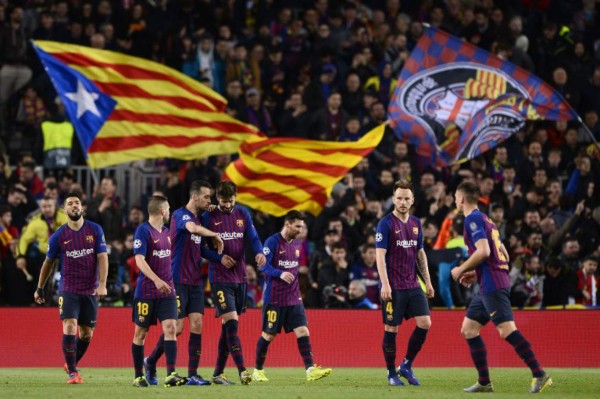 Barcelona's Spanish defender Gerard Pique (C) celebrates with teammates after scoring during the UEFA Champions League round of 16, second leg football match between FC Barcelona and Olympique Lyonnais at the Camp Nou stadium in Barcelona on March 13, 2019. (Photo by Josep LAGO / AFP)