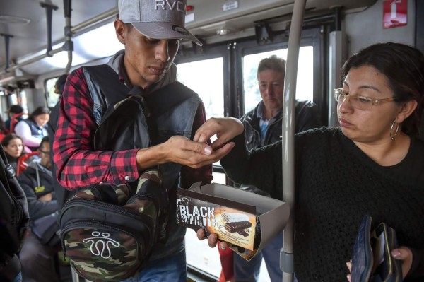 Venezolanos en Colombia cambian de oficio para sobrevivir