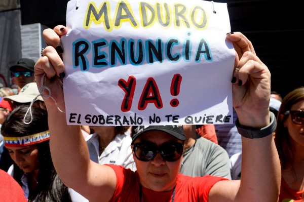 'Renuncia, renuncia' piden en Venezuela a Nicolás Maduro