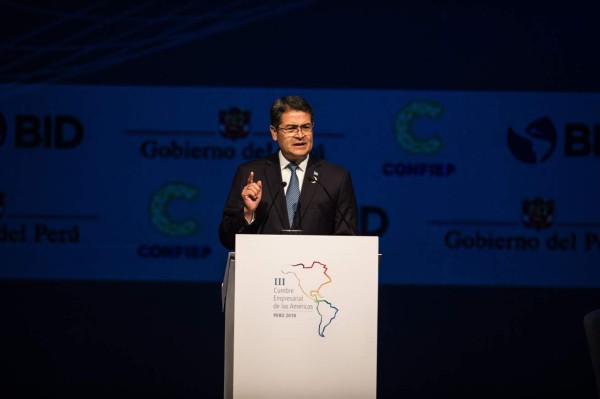 Juan Orlando Hernández disertó en Cumbre Empresarial en Perú