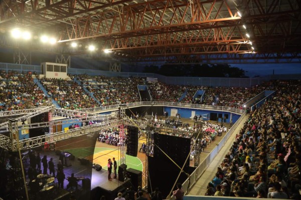 Miles acuden a la jornada cristiana Dios es Real en San Pedro Sula