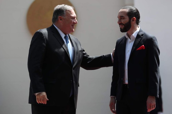 Pompeo llega a El Salvador para revisar acciones contra migración