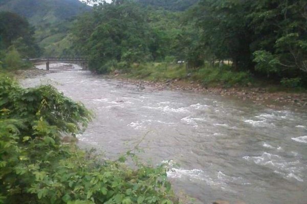 Cuatro personas, dos adultos y dos niños, fueron arrastradas por una repentina crecida del río Taujica en Tocoa.