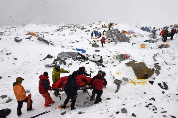 Video registra enorme avalancha en el Everest tras terremoto