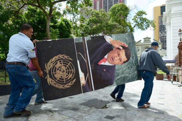 Maduro indignado porque retiraron imágenes de Chávez
