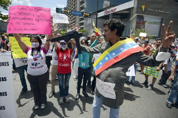 Cientos marchan en Caracas, Gobierno venezolano elevó a 39 la cifra de muertes