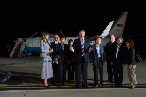 US President Donald Trump (C) speaks upon the return of US detainees Kim Dong-chul (4th L), Kim Hak-song (3rd R) and Tony Kim (3rd L) after they were released by North Korea, at Joint Base Andrews in Maryland on May 10, 2018.US President Donald Trump greeted the three US citizens released by North Korea at the air base near Washington early on May 10, underscoring a much needed diplomatic win and a stepping stone to a historic summit with Kim Jong Un. / AFP PHOTO / SAUL LOEB