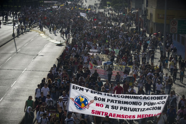 Santos militariza Bogotá, protestas de campesinos dejan dos muertos