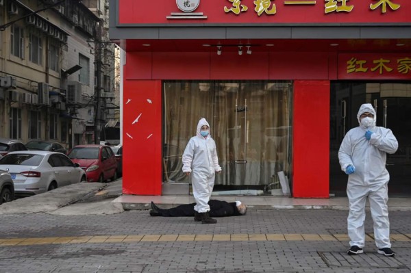 Impactante: hombre muerto en Wuhan e indiferencia de transeúntes por coronavirus