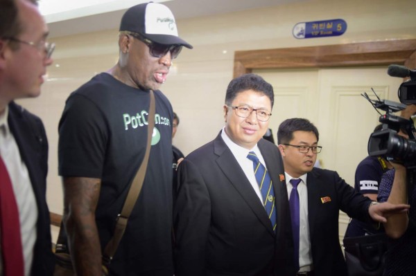 Exbasquetbolista Rodman regala a ministro norcoreano 'best-seller' de Trump
