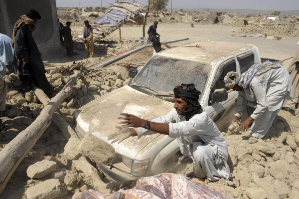 Suben a 328 los muertos por sismo en Pakistán