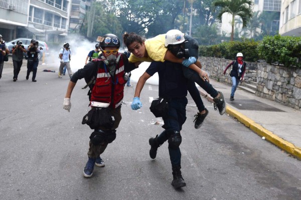 Liberan estudiantes detenidos en protestas contra Maduro