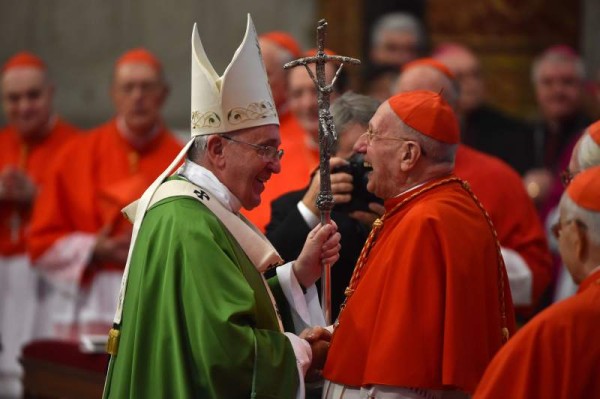 El papa Francisco saludando al cardenal francés, Roger Etchegaray.