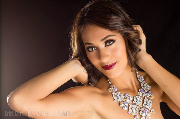 Hallan a la Miss Honduras ebria y vestida de hombre