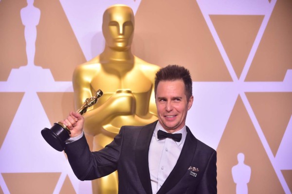 Sam Rockwell poses in the press room with the Oscar for xxx during the 90th Annual Academy Awards on March 4, 2018, in Hollywood, California. / AFP PHOTO / FREDERIC J. BROWN