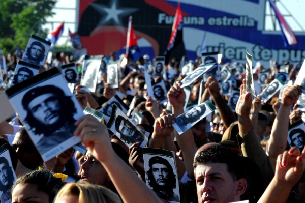 Cuba fustiga al 'imperialismo” mientras homenajea al Che Guevara