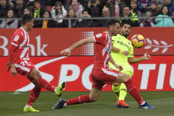Barcelona doblega al Girona del 'Choco' Lozano y sigue firma en la cima