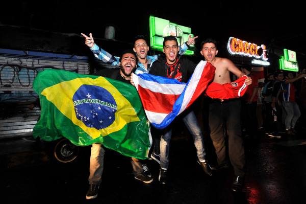 Costarricenses salen a las calles a celebrar la clasificación a Brasil 2014