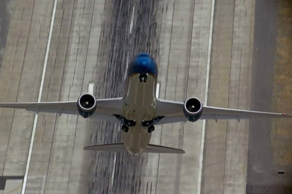Espectacular despegue 'vertical' de un Boeing dreamliner
