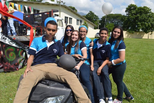 Presentan alumnos seniors 2015 del Liceo Bilingüe Centroamericano