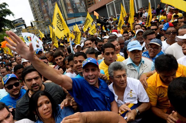 Opositores venezolanos exigen acelerar revocatorio contra Maduro
