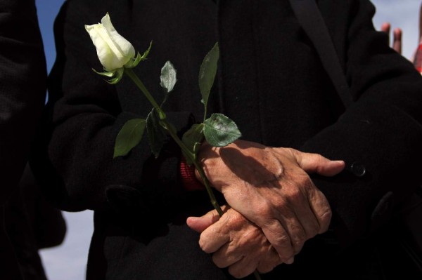 People from Ciudad Juarez carrying flowers protest against the politics of US President Donald Trump along the Rio Bravo, in the border between Ciudad Juarez and El Paso, Texas, in Ciudad Juarez, Mexico on February 17, 2017. The event consisting of a human fence was also held at the Tijuana-San Diego border. / AFP PHOTO / HERIKA MARTINEZ