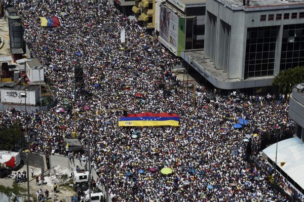 Manifestantes opositores y oficialistas se movilizan en Venezuela