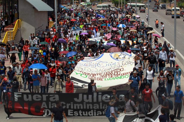 Resistencia acompaña marcha de universitarios en contra de rectora