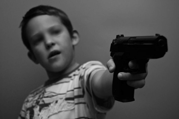 Niño de dos años mata a su padre de un disparo en EUA