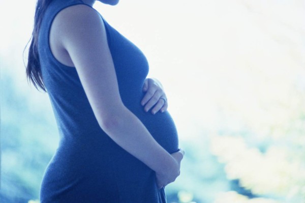 Mujer 'embarazada' descubre que su 'bebé' era un gigantesco tumor